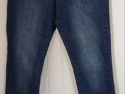 **WOMEN'S SIZE 10L JEANS**