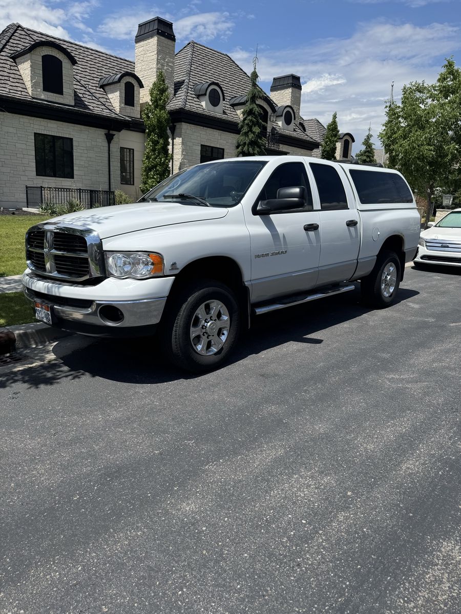 Dodge Ram 2500 Heavy Duty Truck with Camper Shell