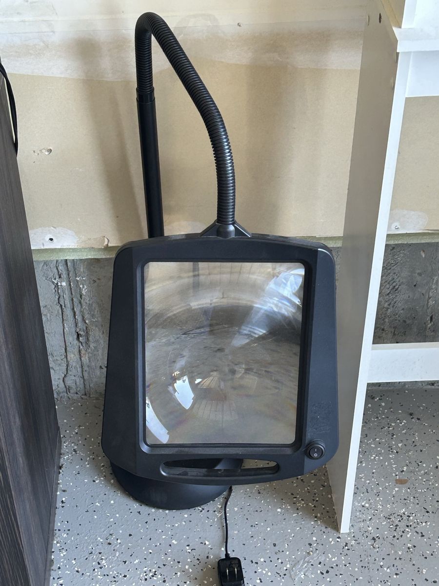 magnifying lighted lamp