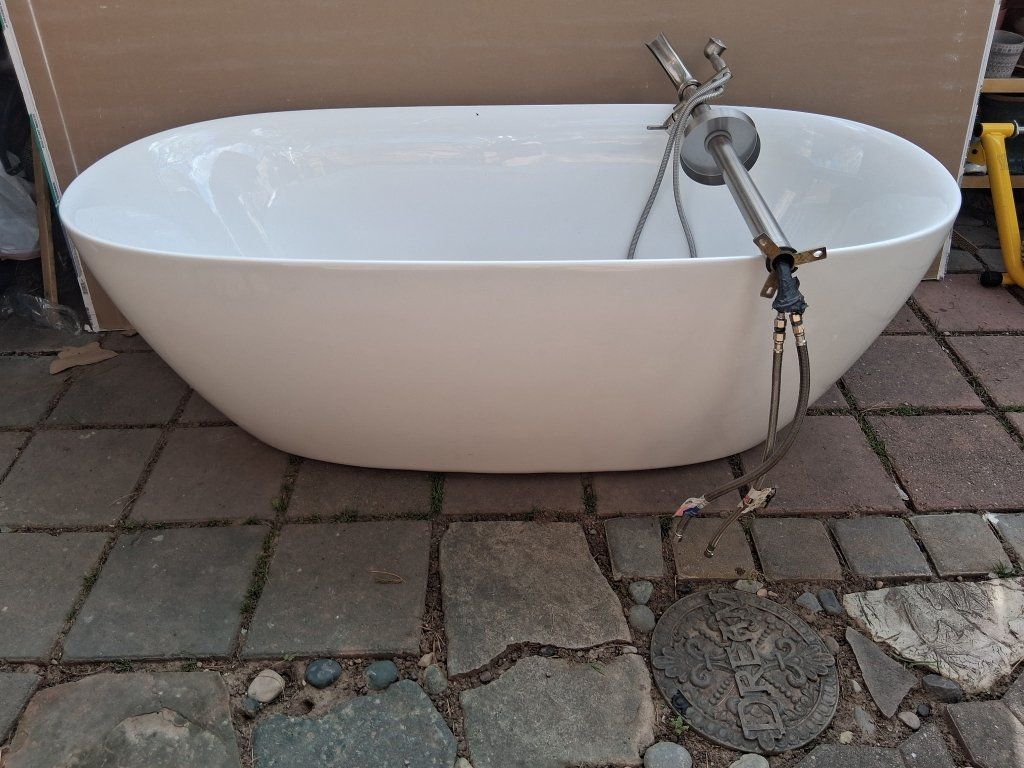 Standalone oval bathtub