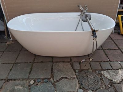 Standalone oval bathtub
