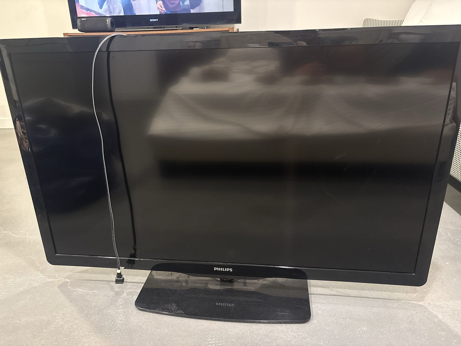 Philips Flat Screen Television with Stand 45’