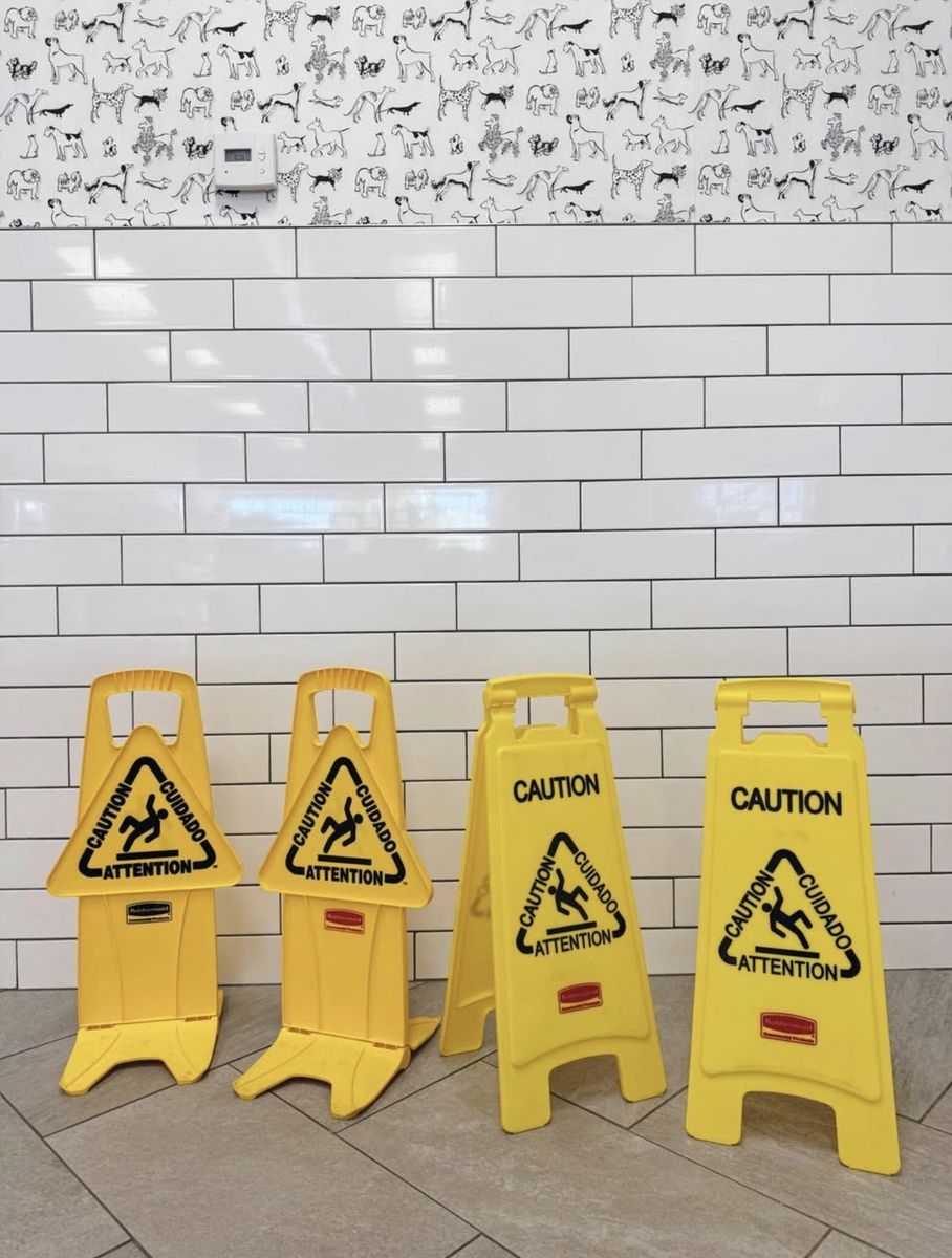 4 Rubbermaid Cuation Stable Safety Signs