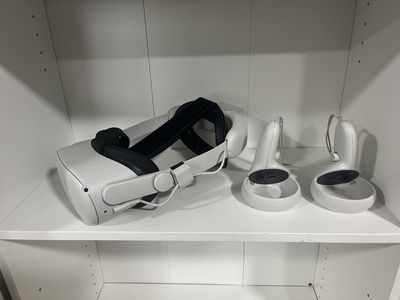 Oculus/Meta Quest 2 VR Headset with Controllers and Kiwi Design Head Strap *128 GB*