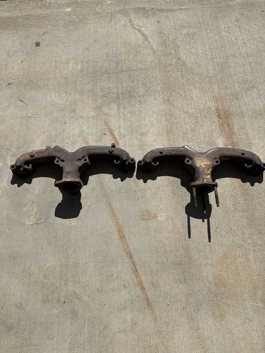 GM 39582465 and 3747038Cast Iron Exhaust Manifolds for Chevy Small Block Engine
