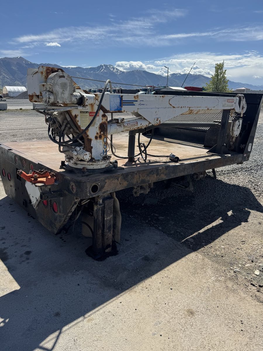 5K Full Hydraulic Crane W/ Outriggers & Flatbed