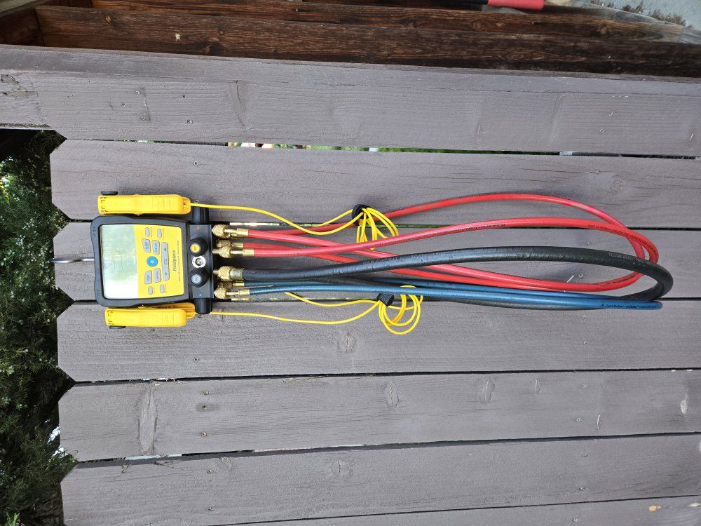 Fieldpiece refrigerant gauges with hoses
