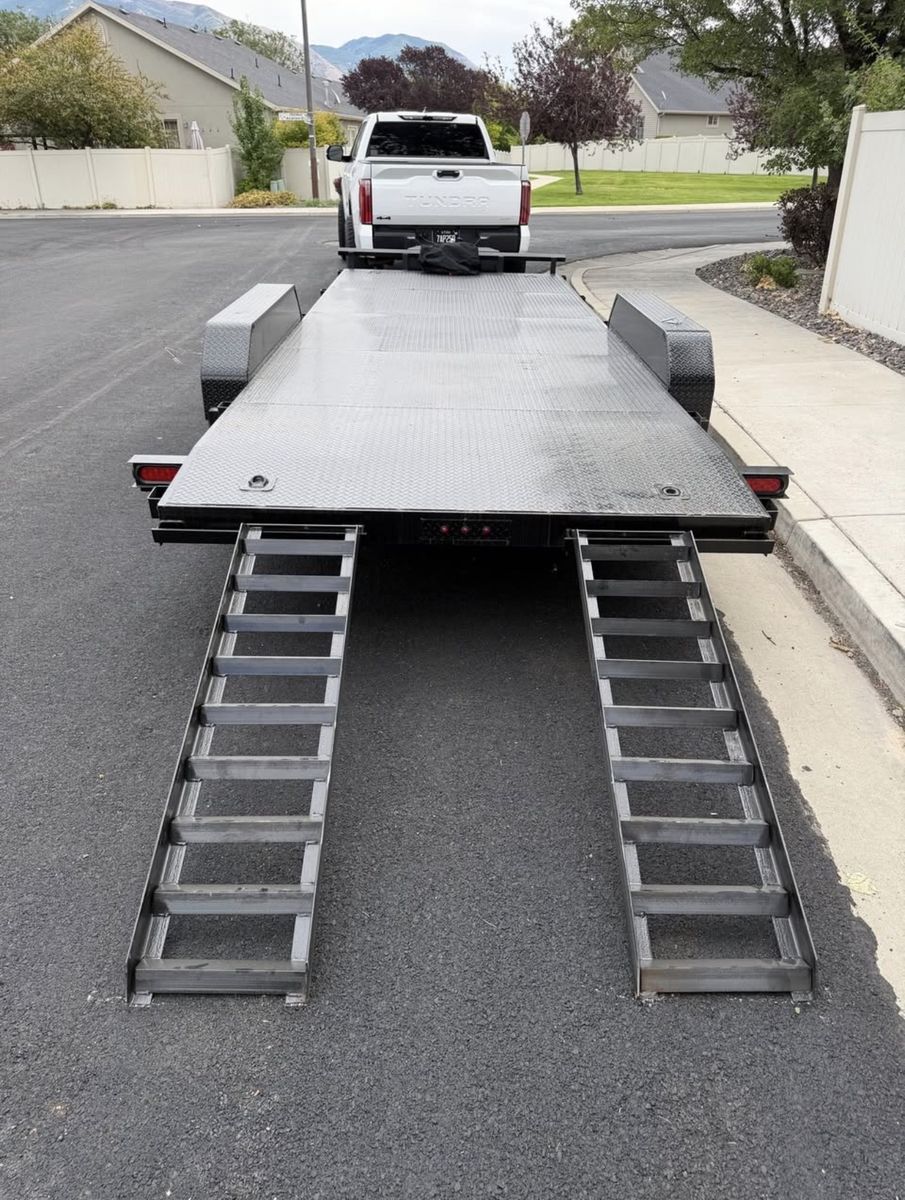 20’ Car Hauler Trailer W/Winch!!