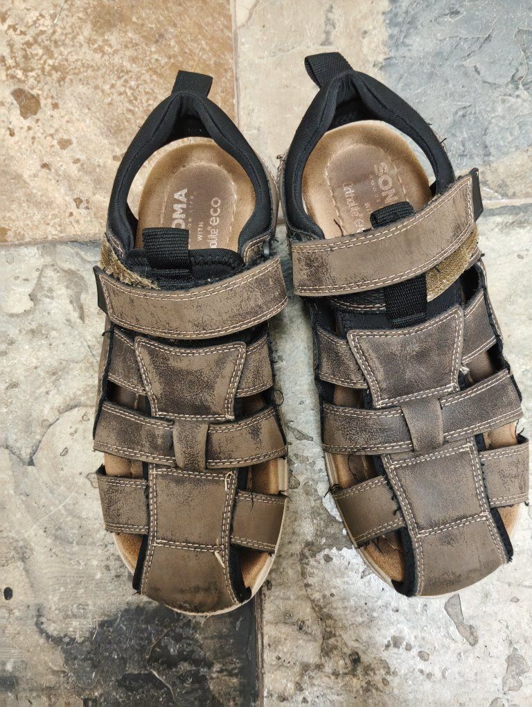 Mens sandals size 9