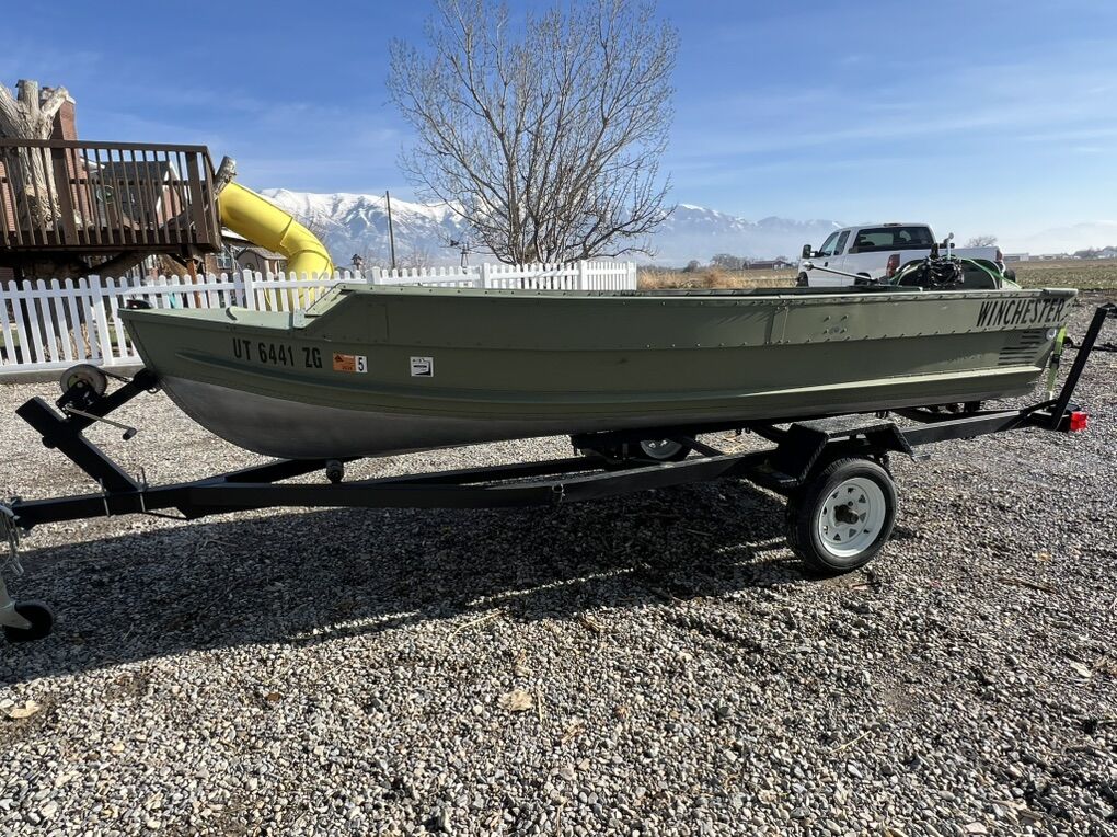 14 Foot Aluminum Boat w/7.5 hp Motor