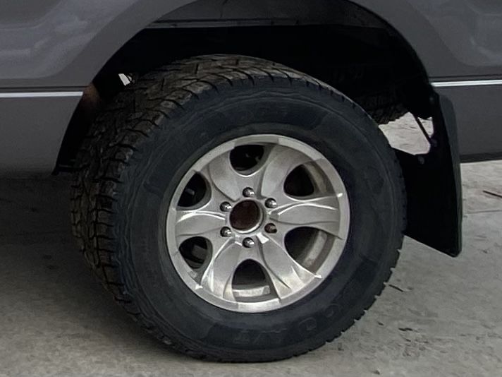 8 Mounted Tires & Lug Nuts