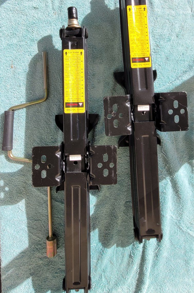 Leveling scissor jacks