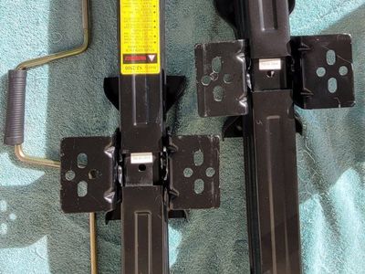 Leveling scissor jacks