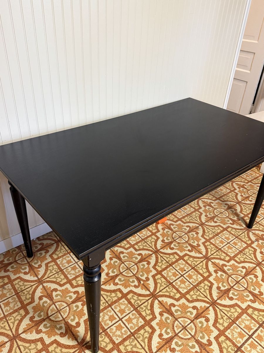 Black Dining Table with Extendable Leaf - Versatile & Stylish