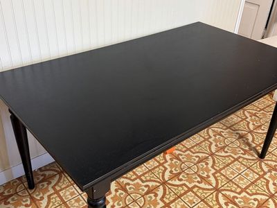 Black Dining Table with Extendable Leaf - Versatile & Stylish