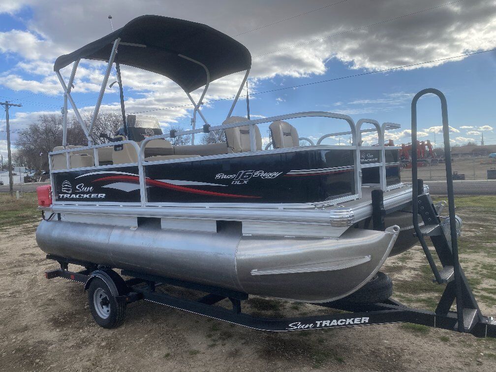 2017 SunTracker Bass Buggy 16 Pontoon