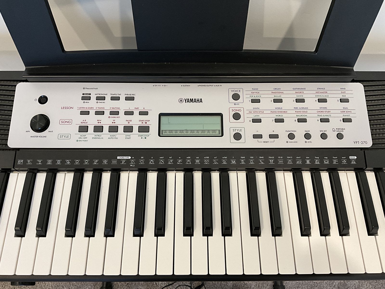 Yamaha YPT270 61-key portable keyboard with power adapter