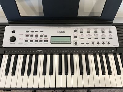 Yamaha YPT270 61-key portable keyboard with power adapter