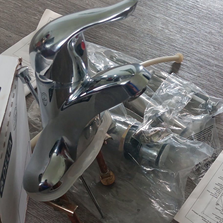 Delta Classic Single Handle Bathroom Faucet, Chrome Finish, Model 520, Includes Drain Assembly
