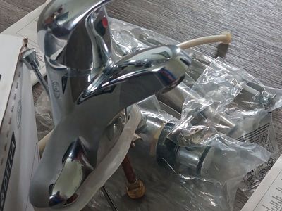 Delta Classic Single Handle Bathroom Faucet, Chrome Finish, Model 520, Includes Drain Assembly