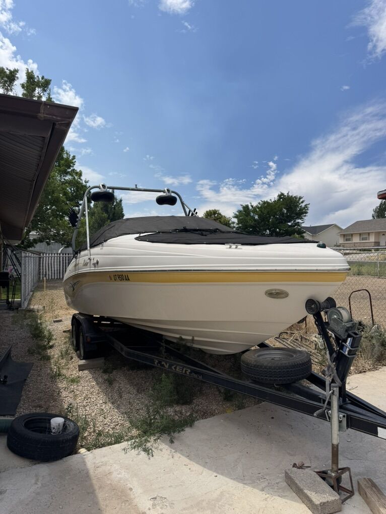 2003 Rinker Captiva 232