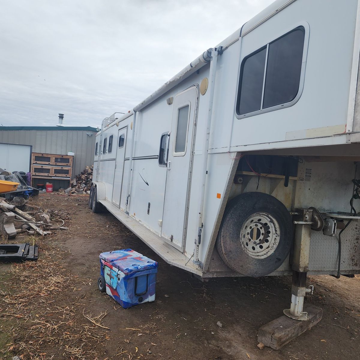 2004 Circle J Living Quarters Horse Trailer