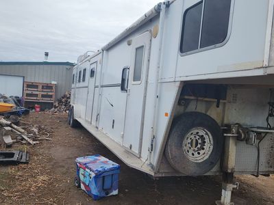 2004 Circle J Living Quarters Horse Trailer