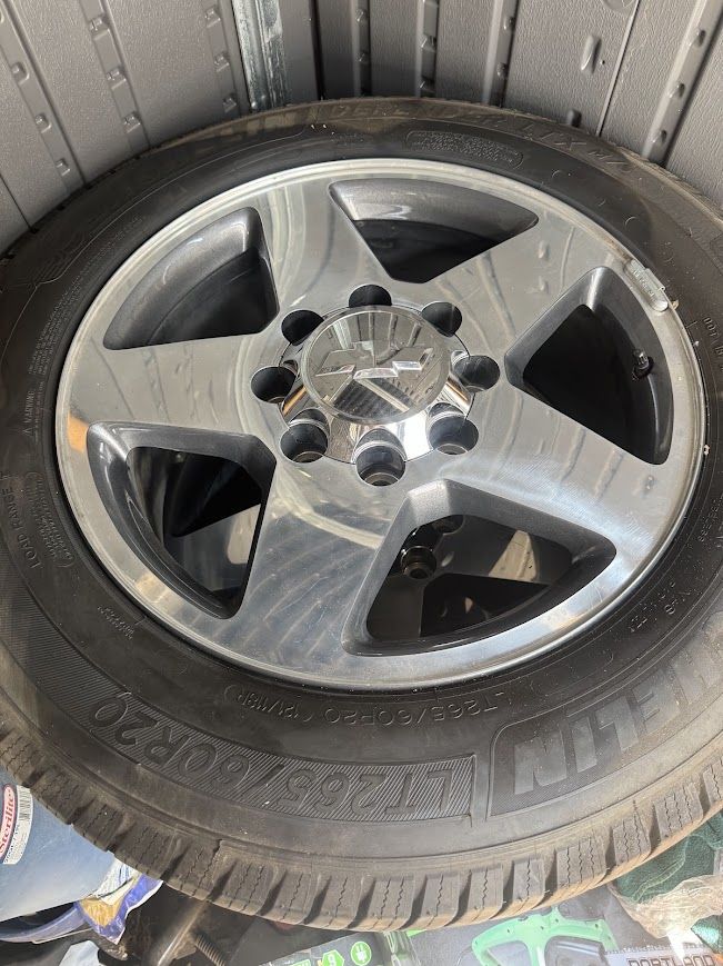 Chevrolet OEM 20" Alloy Wheel with Michelin Defender LTX LT265/60R20 Tire