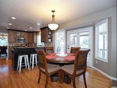 Round Kitchen Table + 4 Chairs