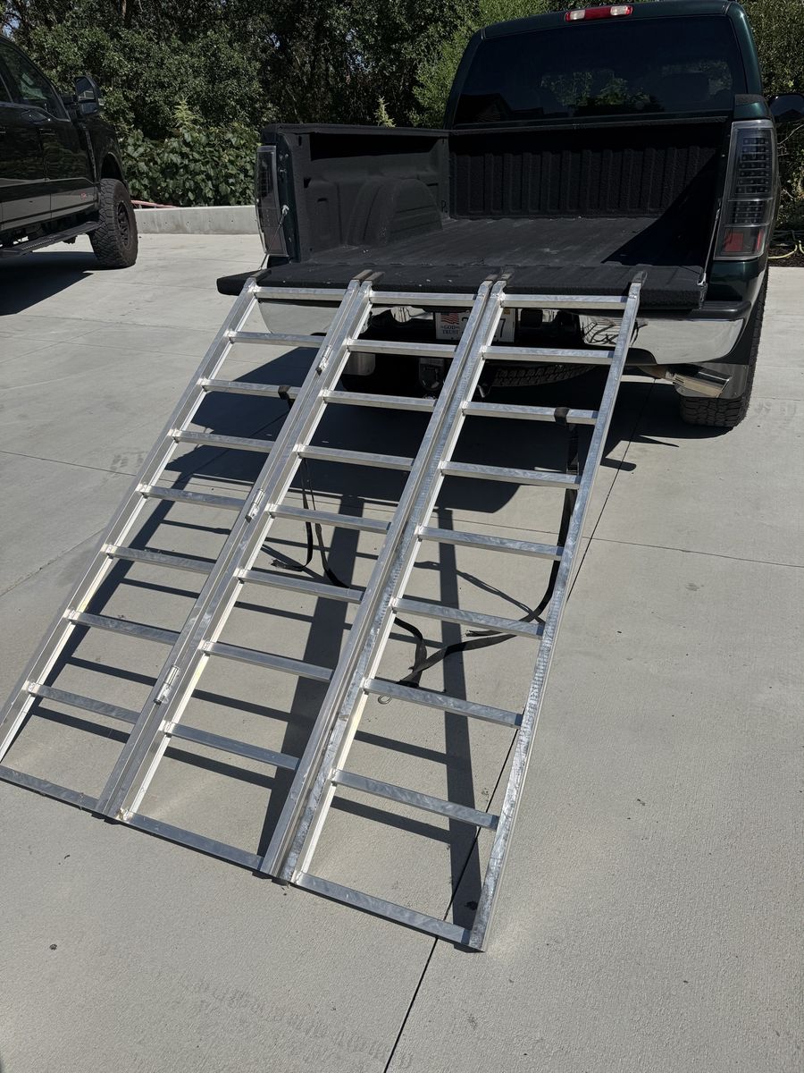 Folding Aluminum Tri-Fold Truck Loading Ramps with Safety Straps