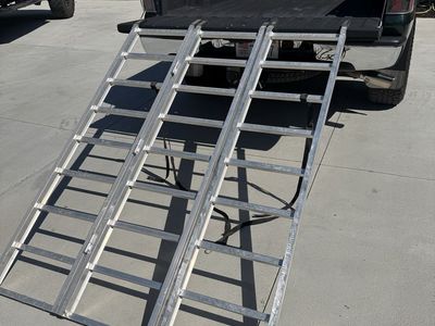 Folding Aluminum Tri-Fold Truck Loading Ramps with Safety Straps