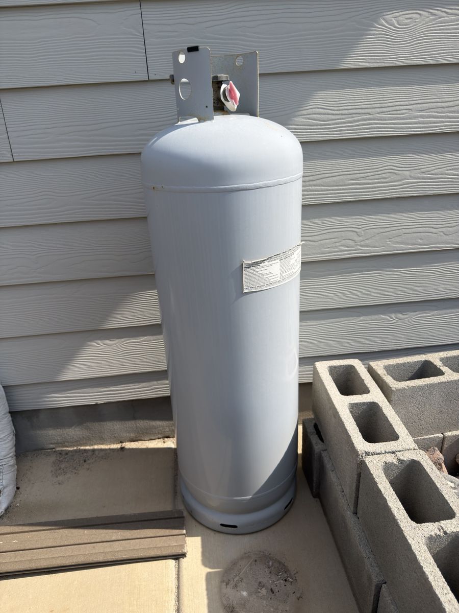 Propane tank - FULL. 100lb