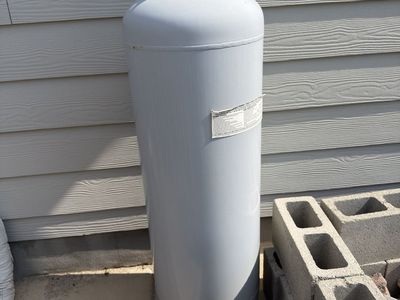 Propane tank - FULL. 100lb