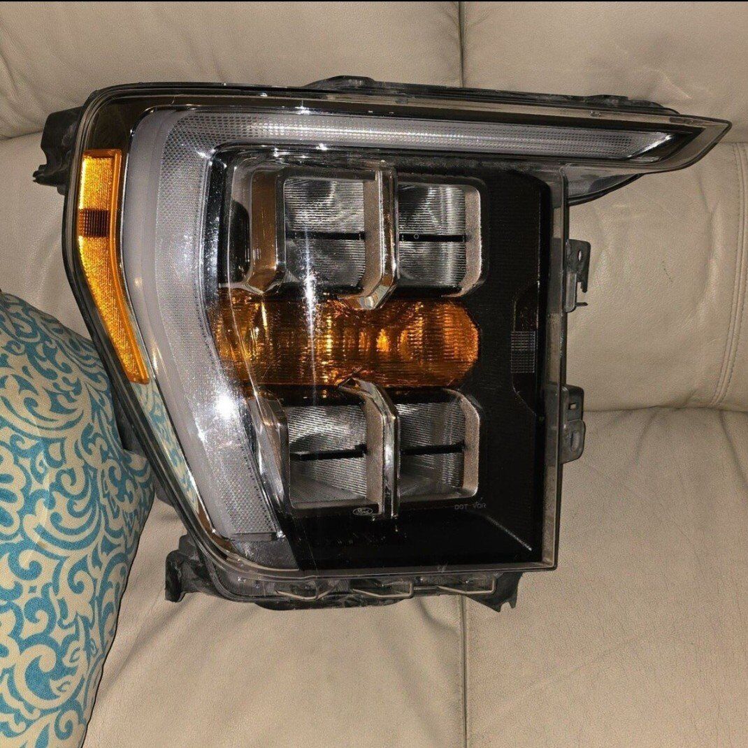 Ford F-150 2022 passenger headlight