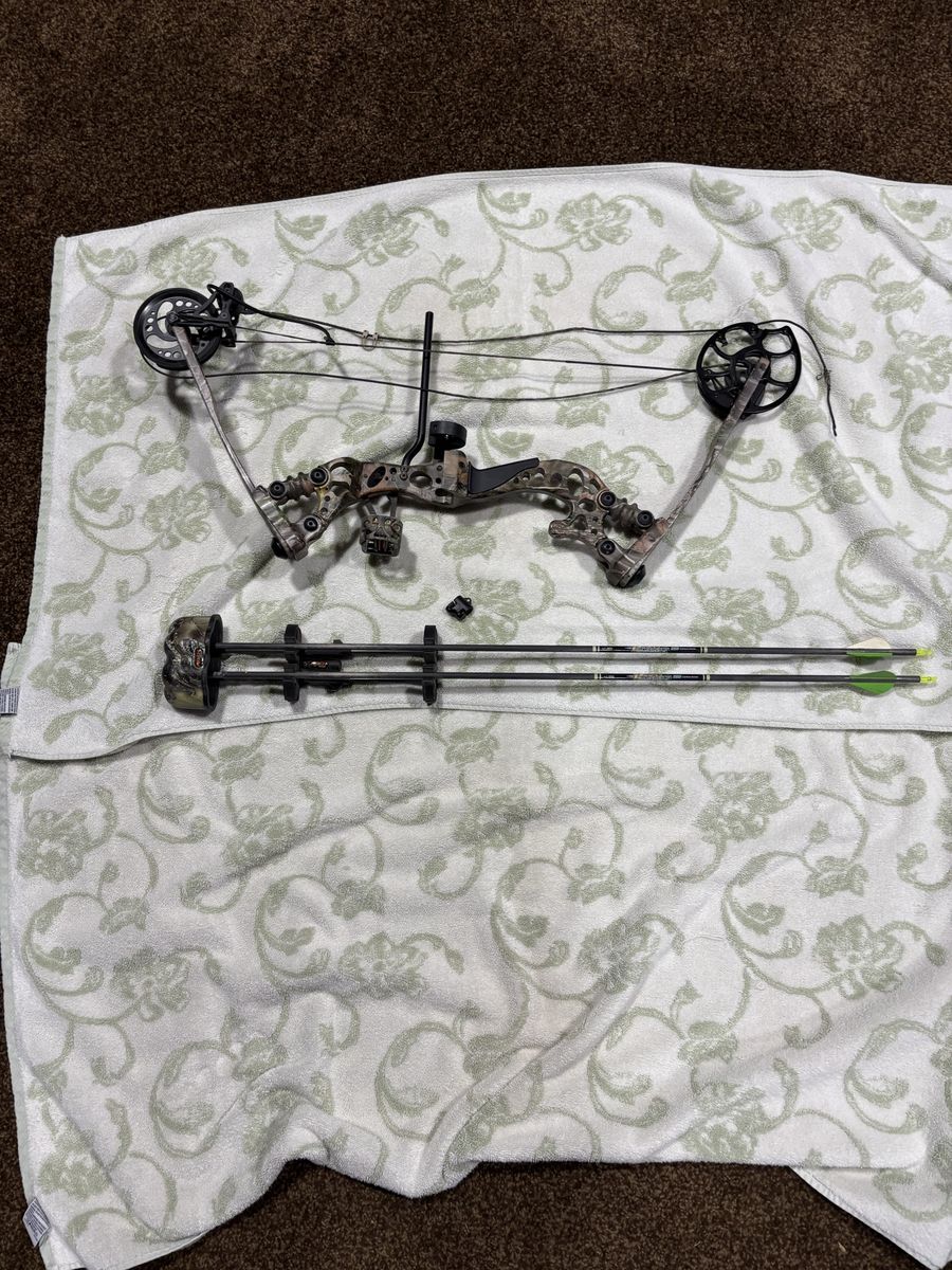 Whisper Creek Compound Bow Camo with Quiver and Arrows