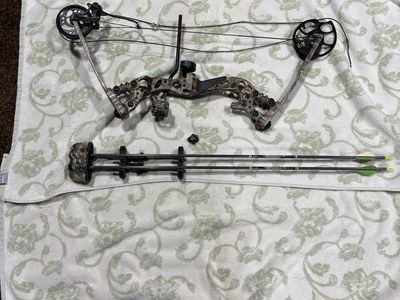 Whisper Creek Compound Bow Camo with Quiver and Arrows
