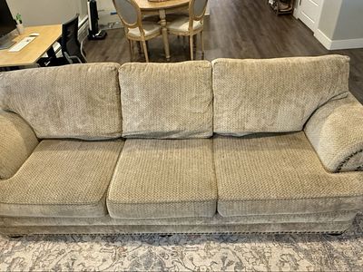 Couch - must be able to pick up!