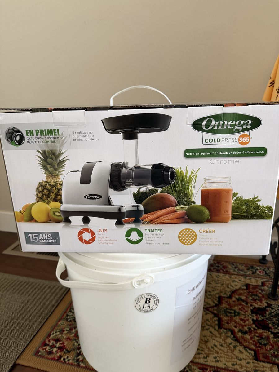 New Omega Cold Press 365 J8006HDC Masticating Juicer - Chrome, 15-Year Warranty