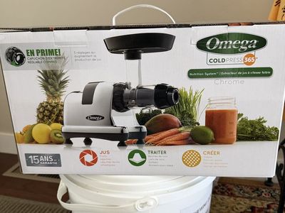 New Omega Cold Press 365 J8006HDC Masticating Juicer - Chrome, 15-Year Warranty