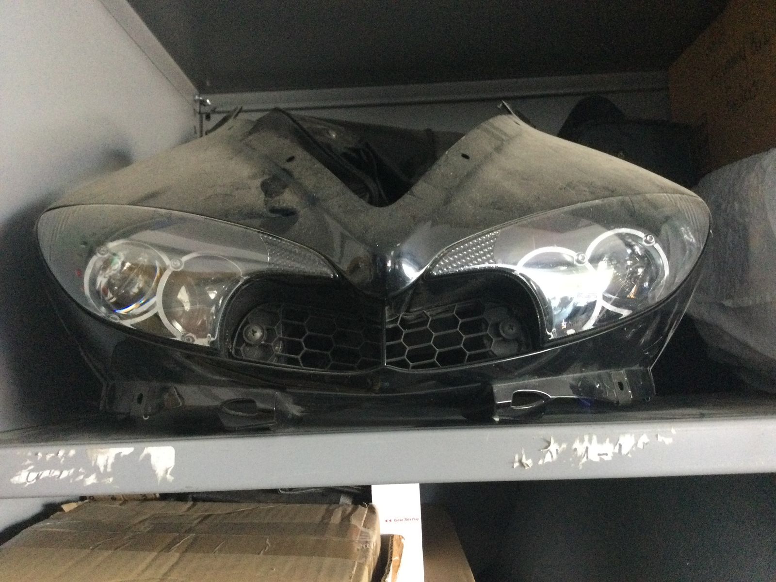 2005 Yamaha R6 upper fairing, front and rear light assembly’s, passenger pegs and mirrors