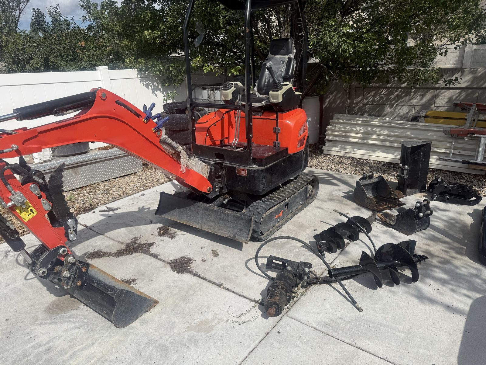 Mini Excavator with Kubota Engine and Attachments
