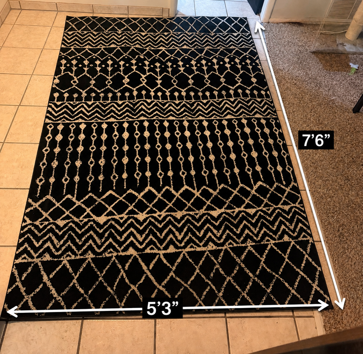 5'3"x7'6" black and white area rug