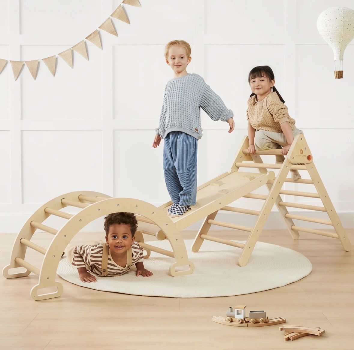 Wooden pikler triangle climbing set