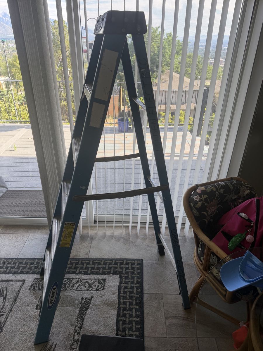 Werner 6 ft Fiberglass Step Ladder - Type II - 225 lb.  CASH ONLY!