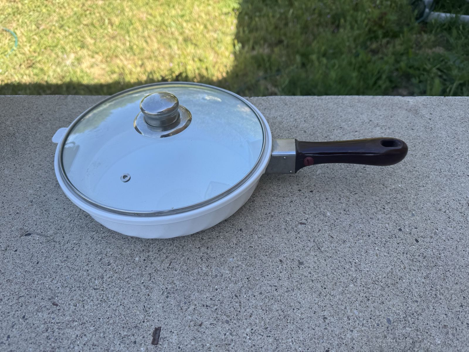 ARCOFRAME FRANCE  10.5 in.  Skillet Pan White w/Burgundy Handle - France