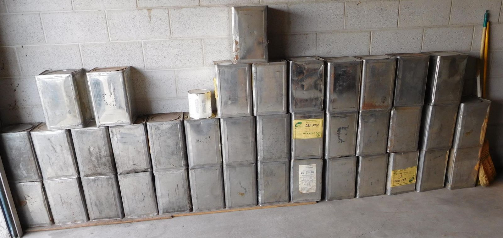 HOME / FARM FOOD STORAGE - SEALED CONTAINERS - FOR FARM ANIMALS OR OTHER USAGE