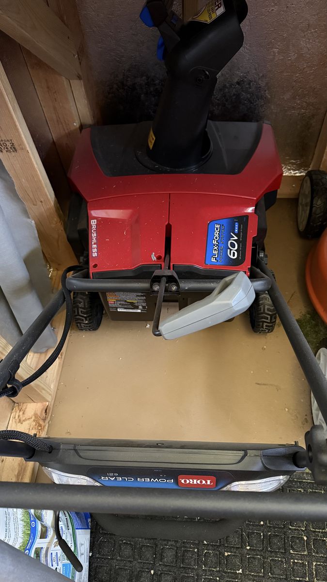 Toro Power Clear 21 in 60-Volt Cordless Electric Single-Stage Snow Blower 7.5Ah Battery 39901