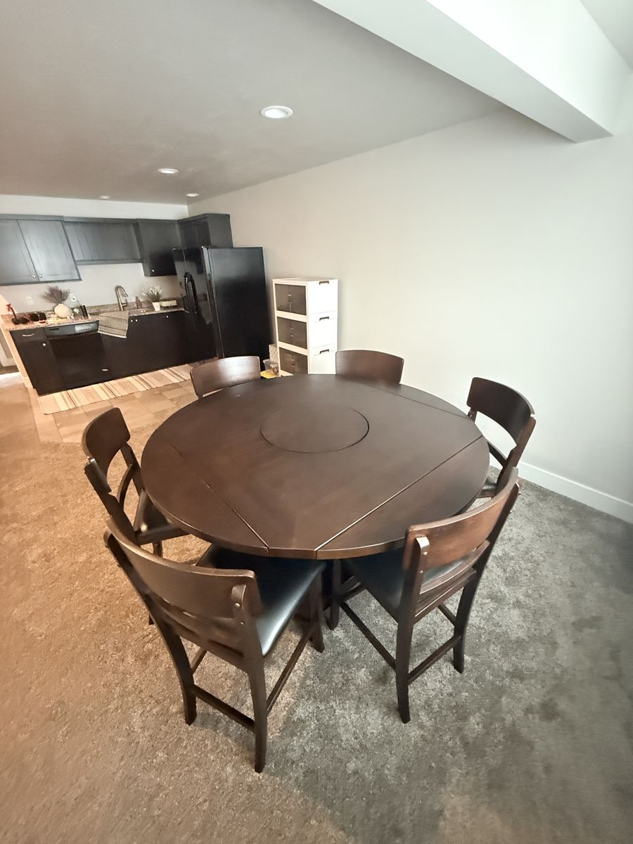 Unique game or dinning table - round or square - w/ 6 chairs