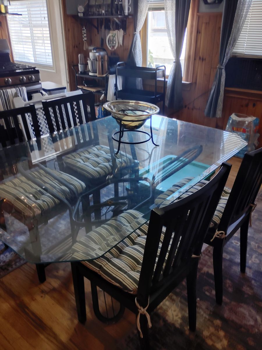 Kitchen glass table w/4 chairs