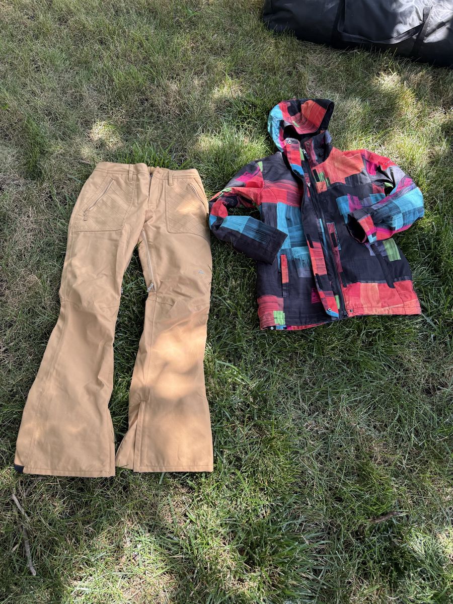 ROXY Regular Fit 10K Multicolor Abstract Snowboard Ski Jacket & Tan Burton Pants